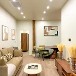 Urban Flat 199 - Parisian 5 Bedroom Central Flat