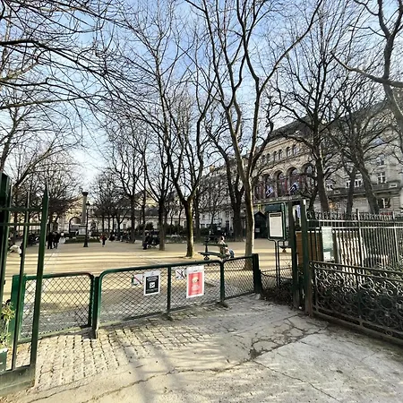 Urban Flat 199 - Parisian 5 Bedroom Flat Paris