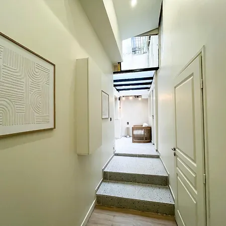 Urban Flat 199 - Parisian 5 Bedroom Flat Paris