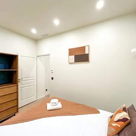 Urban Flat 199 - Parisian 5 Bedroom Flat Parigi