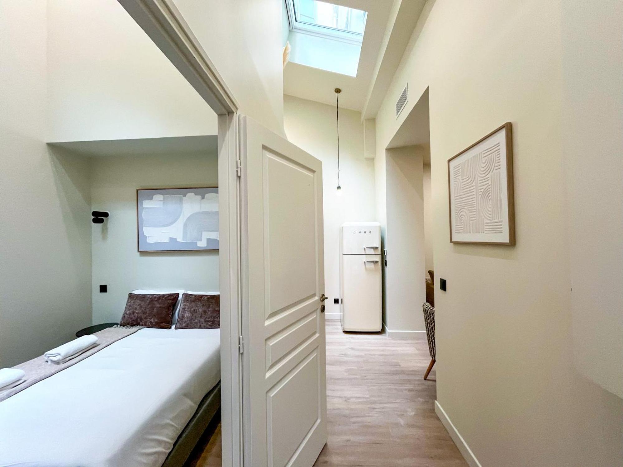 Urban Flat 199 - Parisian 5 Bedroom Flat *
