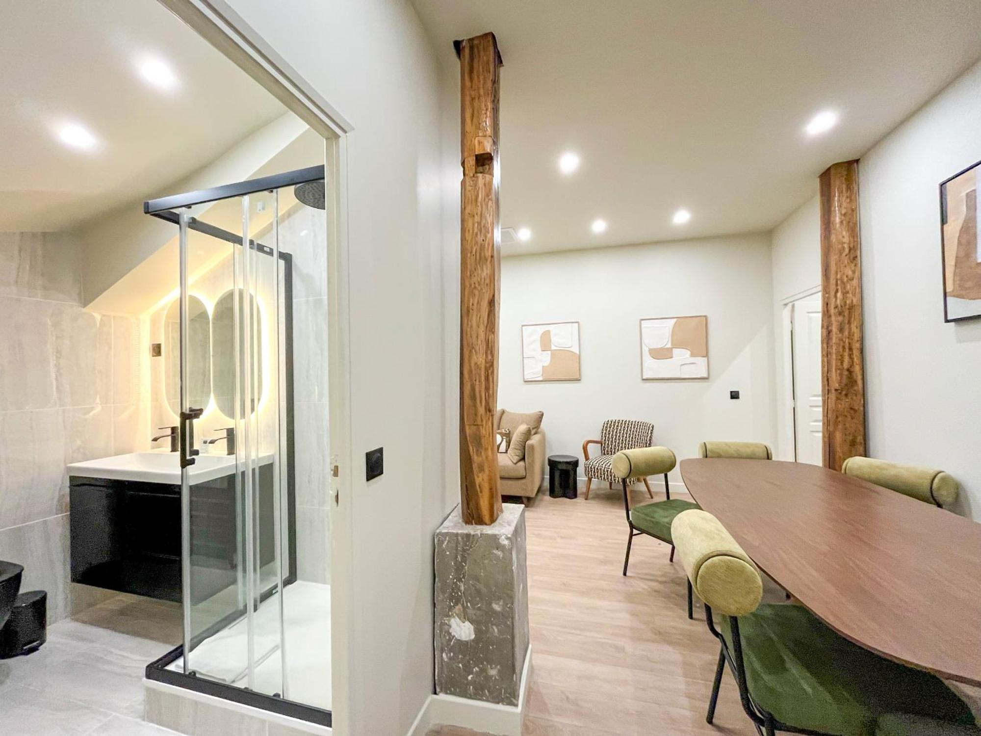 Urban Flat 199 - Parisian 5 Bedroom Flat *