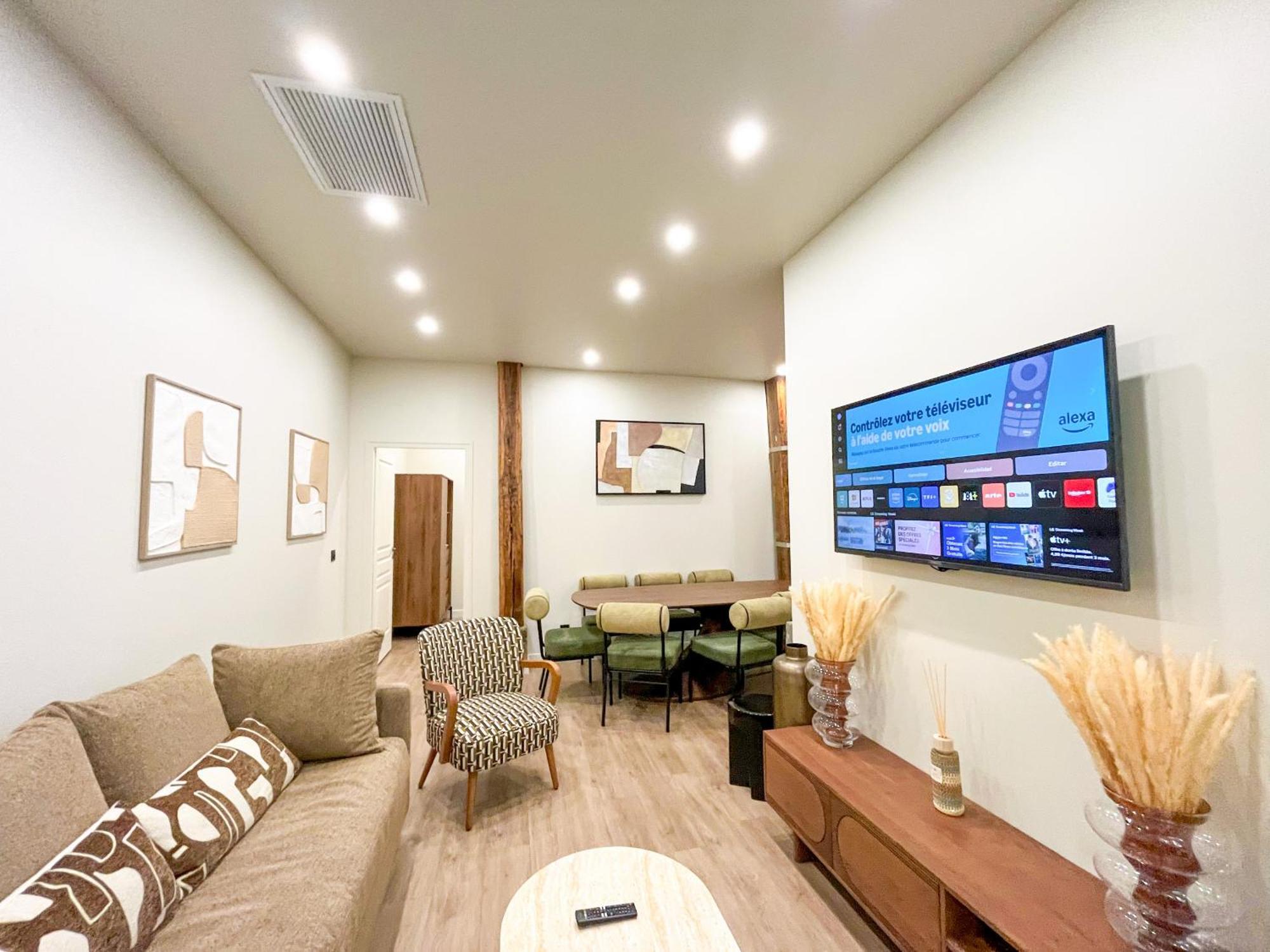 Urban Flat 199 - Parisian 5 Bedroom Flat *